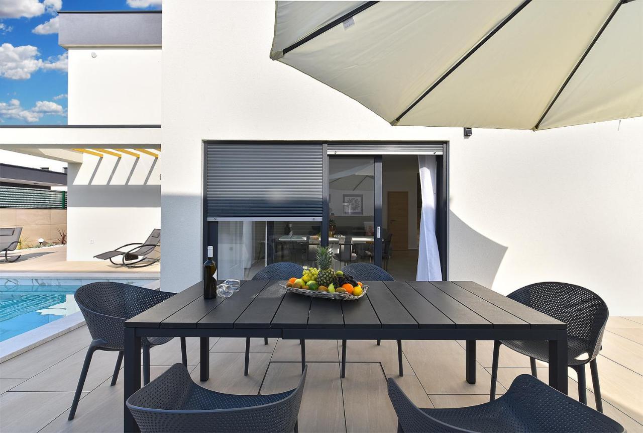 Jlo1 Mit Beheizbarem Pool Villa Peroj Exterior photo